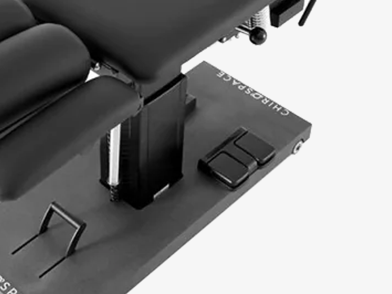 Fotpedaler på båda sidor av underredet för elektrisk höjdjustering